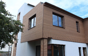 Фасад дома с обшивкой планкеном