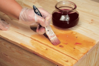Обработка древесины масляной краской